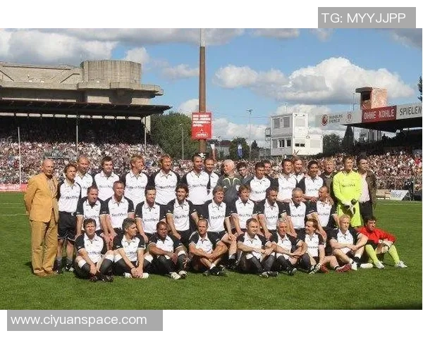 足球明星齐聚一堂共唱经典歌曲展现团结与激情的精彩瞬间